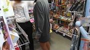 アダルトショップで他のお客さんにチラチラ見られながらエッチな遊び・・・ドキドキになりながら気持ちよくしてもらいました～(^^♪