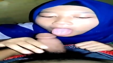 Ukhti jilbab biru sepong kontol guru