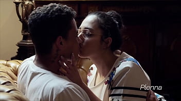 Young beauty takes on huge BBC in close-up deepthroat