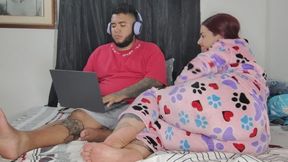 The girl arrives with a lot of gas and doesn't let me concentrate on work and starts farting on me without me listening and then gives me a blowjob and farts on my cock. Her big ass is so hot, full of farts