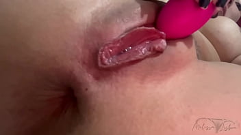 Metendo no cuzinho da minha putinha e mostrando em chamada de v&iacute_deo para os clientes dela, podem vir comer essa safada, ela gosta de ganhar muita porra.