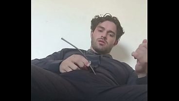 Tatuado em roupa social se divertindo sozinho em seu sof&aacute_