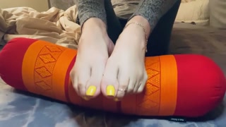 Hot milf foot show, wrinkled soles, long toes - foot fetish