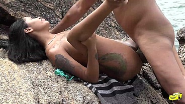 Ed j. é flagrado com uma banhista na praia do Eden - Hellen Eloa