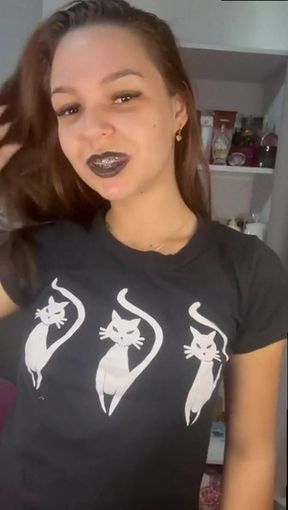 Amateur onlyfan shows off her tits