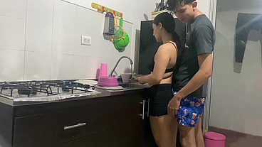 MI COMPAÑERA DE CUARTO ESTA EN LA COCINA COCINADO MI COMIDA Y APROVECHO PARA FOLLARMELA
