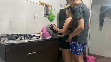 MI COMPAÑERA DE CUARTO ESTA EN LA COCINA COCINADO MI COMIDA Y APROVECHO PARA FOLLARMELA