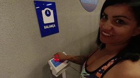 na academia sem calcinha treinando com tesao