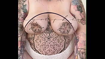 Regarde moi ces gros seins