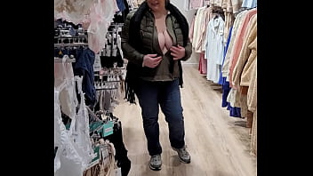 Pas de soutien et j&#039_ouvre ma chemise pour exhiber mes seins dans le magasin