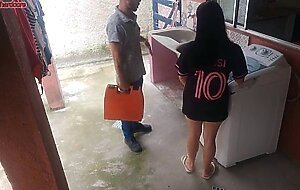 Dona de casa casada paga tecnico de maquina de lavar com a bunda enquanto marido esta fora