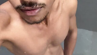 วัยรุ่นนักศึกษาสาวชาวอินเดียร่วมเพศกันอย่างดุเดือดในห้องน้ำ โดยมีอวัยวะเพศชายขนาดใหญ่และน้ำอสุจิพุ่งออกมาอย่างเร่าร้อน