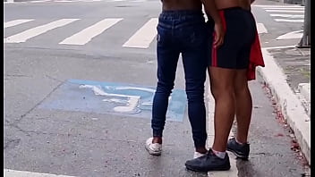 MEUS DOIS AMIGOS ME LEVARAM PARA CONHECER AS CABINES QUE TEM NO CENTRO DA CIDADE