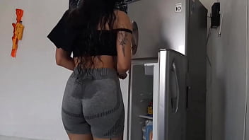 Hermanastra es follada al estilo perrito por su pervertido hermanastro despu&eacute_s del Gym - Porno casero