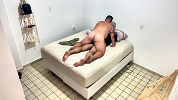 Empurrou o pau no cu do macho e saiu de cima depois que gozou.