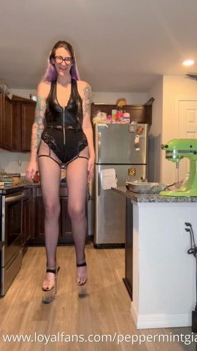 7’3 Goddess Cooks in Tiny Kitchen