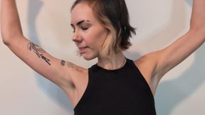 FLEXING BICEPS {MUSCLE DOCUMENTATION} | Miinxiiee