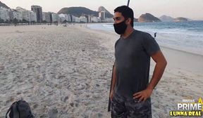 Novinha sozinha na praia de Copacabana Chama a ateno de Pescador tarado PornoBr Videos