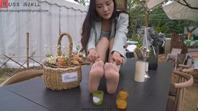 Beautiful art teacher Wan Ping shows off her beautiful legs and feet in skin-colored pantyhose on the camping table