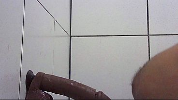 Enfiando o brinquedo neg&atilde_o grosso e ele arrebentou meu buraco