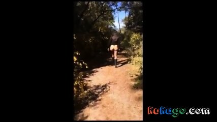 une promenade coquine dans les bois