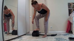 Pulling out and winding the vacuum cleaner cord 2 a