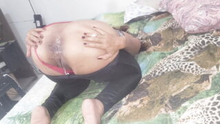 Puta brasileña caliente recibe una paliza en el culo