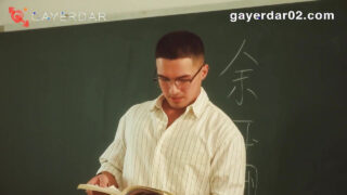 เด็กมหาลัยจีนเงี่ยนกำลังเลียควยแบบน้ำลายเยิ้มและช่วยตัวเองก่อนที่จะรับเข้าไปลึก