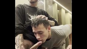 LEITEI CU DO NOVINHO NO BANHEIRO DO SHOPPING