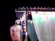 Le voisin arrive à 4 pattes dans le parc exhib pompe moi