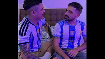 Alentando en la copa, hacemos una apuesta y me tengo que coger a mi amigo para darle mi leche!