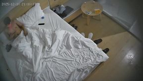 流出酒店偷拍大學生情侶反差婊大胸眼鏡妹惹得男友愛不釋手啪啪後揉捏不停