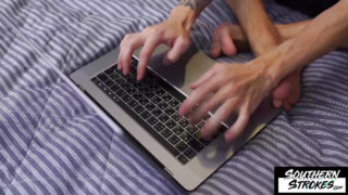 Video hardcore fetish cu Christian Hermes tatuat care se masturbează