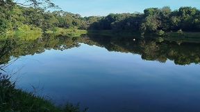 fui mijar no mato e aparece esse paidefamilia manjando meu pau, foi so balancar que a puta ja ajoelhou pra mamar