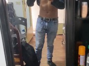 Hombre candente moreno fuerte