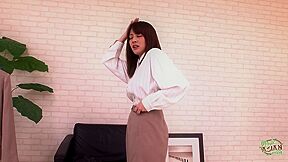 Girl Uses A Vibrator On Her Cute Clit And Makes Herself Cum Hard