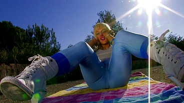 The blonde trains well, but it's with a cock in her hand that she gives her best