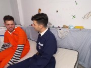 Policía es follado por delincuente