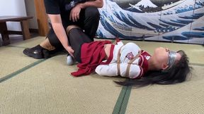 xr273q-A girl in a school uniform was being played with.