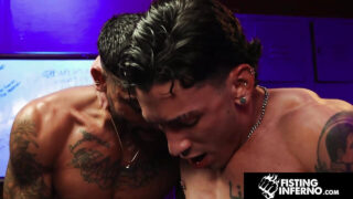 Siren Santiago med enorm kuk barbacka och nävar Andre Bedford i intensiv bultande