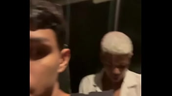 PEGANDO O AMIGO NO BANHEIRO DA BOATE