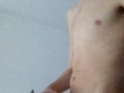 Se masturber et jouir debout (vidéo vertical)