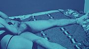 femboy travesti se entrega en la cama de alojamiento