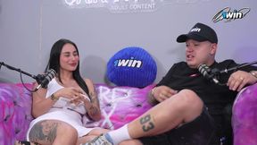 Jenifer Play And Sara Blonde - Podcast Se Sale De Control Y Me Masturbo El Culo Con Juguete Anal (preguntas Incomodas)xxx