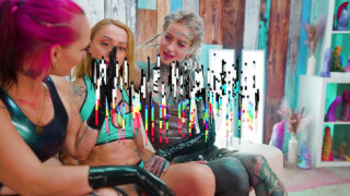 Trío, penetración anal, doble penetración, posición del misionero: sexo anal duro para una puta lesbiana alemana tatuada en látex.