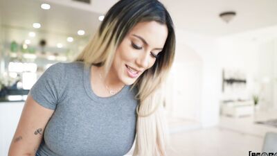 Kenia Music Latina Milf