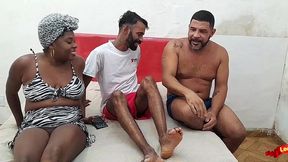 puta angolana fode com dois e fica com cu arrombado.