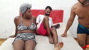 puta angolana fode com dois e fica com cu arrombado.