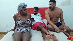 puta angolana fode com dois e fica com cu arrombado.