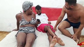 puta angolana fode com dois e fica com cu arrombado.